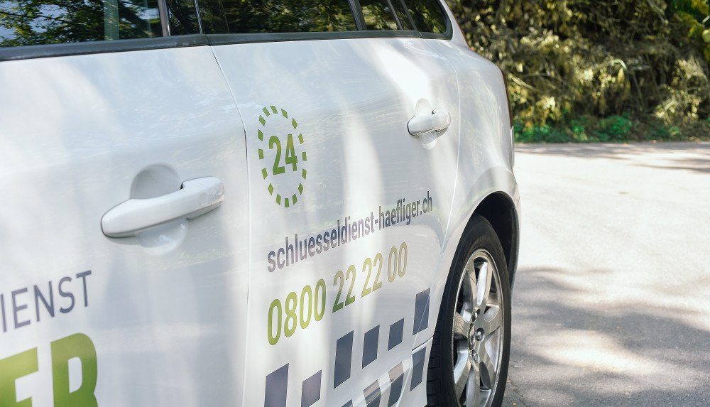 Schlüsseldienst-Fahrzeug aus Münchenbuchsee unterwegs zwischen Berner Agglomeration und Bernischem Seeland